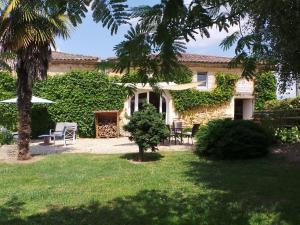 Maisons de vacances Stone house in a vineyard, with swimming pool, near Bordeaux : photos des chambres