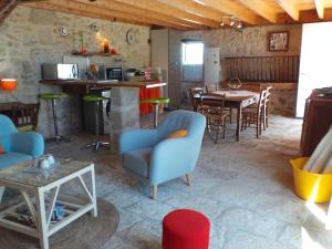 Maisons de vacances Stone house in a vineyard, with swimming pool, near Bordeaux : photos des chambres