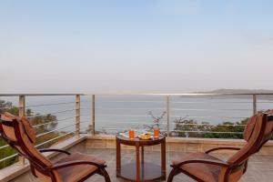 The Blue Horizon by StayVista - Featuring a beach-view villa with a swimming pool, indoor games, and a relaxing balcony