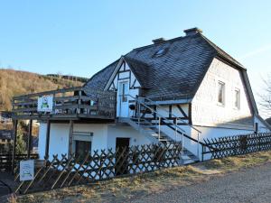 Helle Wohnung bei Willingen mit Terrasse