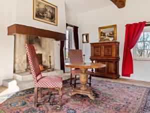 Maisons de vacances Guest room in a lavish castle in Allier : photos des chambres