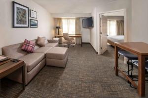 One Bedroom Suite Queen room in Sonesta ES Suites Baltimore BWI Airport
