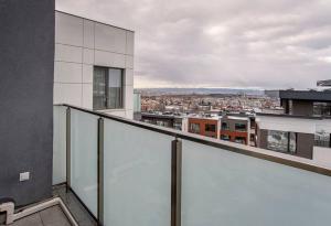 Sunny & Stylish Brand new 2bdr Apartment + Parking