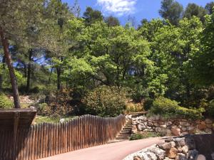 Propriété : 300 M² + (25 M² dannexe Pool House) sur 5 ha boisé à 10 dAix en Provence