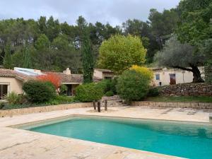 Villas Propriete : 300 M² + (25 M² d'annexe / Pool House) sur 5 ha boise a 10' d'Aix en Provence : photos des chambres