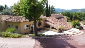 Propriété : 300 M² + (25 M² dannexe Pool House) sur 5 ha boisé à 10 dAix en Provence