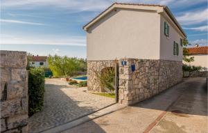 2 Bedroom Nice Home In Malinska 