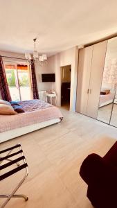 B&B / Chambres d'hotes Domaine Les Cigales : Chambre Double - Vue sur Piscine