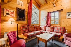 Chalets Furnished cozy chalet with a wooded garden and a large terrace : photos des chambres