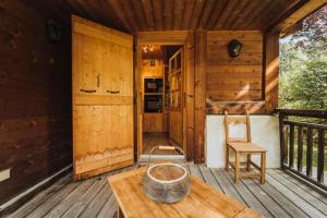 Chalets Furnished cozy chalet with a wooded garden and a large terrace : photos des chambres