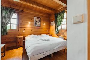 Chalets Furnished cozy chalet with a wooded garden and a large terrace : photos des chambres