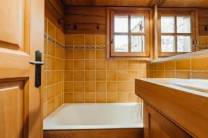 Chalets Furnished cozy chalet with a wooded garden and a large terrace : photos des chambres