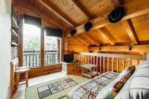 Chalets Furnished cozy chalet with a wooded garden and a large terrace : photos des chambres