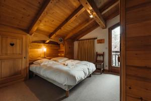 Chalets Furnished cozy chalet with a wooded garden and a large terrace : photos des chambres