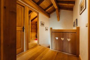 Chalets Furnished cozy chalet with a wooded garden and a large terrace : photos des chambres