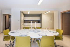 Spacious Fully Equipped 3BD 2Bath Apt in the heart of city with Balconies AC and fast WIFI #1