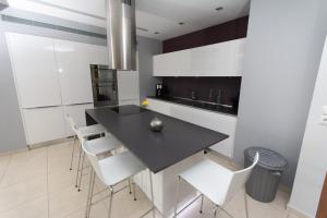 Spacious Fully Equipped 3BD 2Bath Apt in the heart of city with Balconies AC and fast WIFI #2