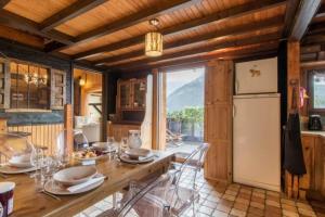 Chalets Chalet with terrace and fireplace : photos des chambres