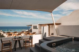 Almyra Oia Suites