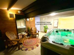 B&B / Chambres d'hotes O Clair de Lune Chambres d'hotes climatisees a Sarlat - parking prive - piscine chauffee - espace bien-etre Jacuzzi et massages : photos des chambres