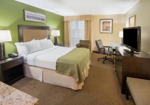 Standard King Room - Top Floor room in Holiday Inn Portland-Airport I-205 an IHG Hotel