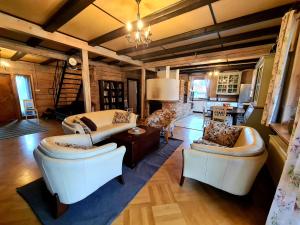 Dworek Ogrodniki, całoroczny dom na wyłączność, basen, sauna, las, staw rybny, altana grillowa, ognisko, pianino, kominek, piec chlebowy, duża ogrodzona posesja