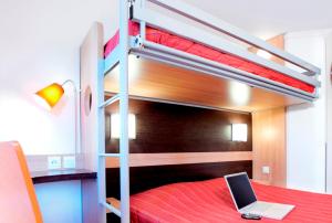 Hotels Premiere Classe Valenciennes Sud - Rouvignies : Chambre Triple (1 Lit Double et 1 Lit Simple)