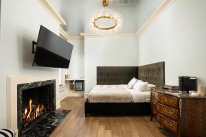 King Suite with Fireplace room in The Edward Buffalo