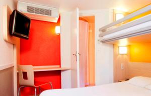 Hotels Premiere Classe Valenciennes Ouest Petite Foret : Chambre Triple (1 Lit Double et 1 Lit Simple)