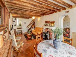 Maisons de vacances Traditional Holiday Home in Brinon sur Beuvron with Terrace : photos des chambres