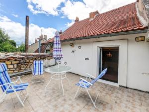 Maisons de vacances Traditional Holiday Home in Brinon sur Beuvron with Terrace : photos des chambres