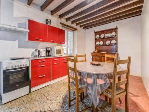 Maisons de vacances Traditional Holiday Home in Brinon sur Beuvron with Terrace : photos des chambres