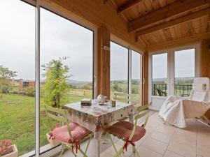 Chalets Secluded Chalet in Egliseneuve des Liards with Balcony : photos des chambres