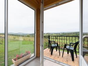 Chalets Secluded Chalet in Egliseneuve des Liards with Balcony : photos des chambres