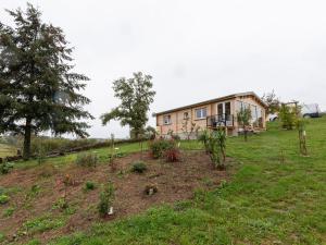 Chalets Secluded Chalet in Egliseneuve des Liards with Balcony : photos des chambres