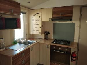 Maisons de vacances Simplistic Mobile Home in Saint Jean de Monts with Sauna : photos des chambres