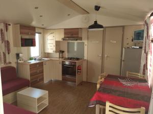 Maisons de vacances Simplistic Mobile Home in Saint Jean de Monts with Sauna : photos des chambres