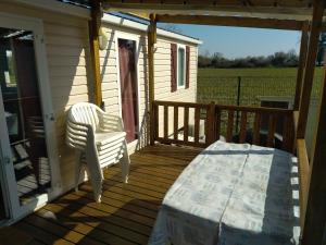 Maisons de vacances Simplistic Mobile Home in Saint Jean de Monts with Sauna : photos des chambres