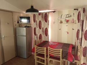 Maisons de vacances Simplistic Mobile Home in Saint Jean de Monts with Sauna : photos des chambres