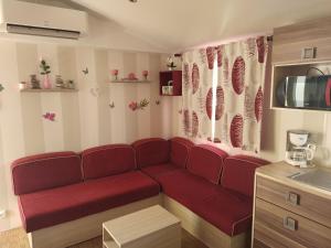 Maisons de vacances Simplistic Mobile Home in Saint Jean de Monts with Sauna : photos des chambres