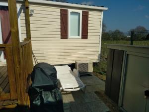 Maisons de vacances Simplistic Mobile Home in Saint Jean de Monts with Sauna : photos des chambres
