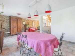 Maisons de vacances Comfy Holiday Home in Saint-Denis with Private Pool : photos des chambres