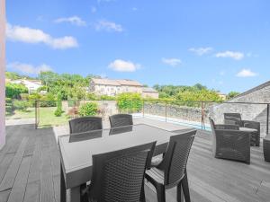 Maisons de vacances Comfy Holiday Home in Saint-Denis with Private Pool : photos des chambres