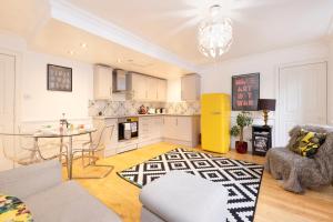 JOIVY Charming Home with Patio Nearby the Castle