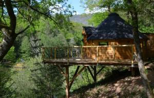 Campings Les cabanes du Duzou : Chambre Double – Vue sur Lac