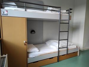 Auberges de jeunesse Auberge de Jeunesse HI Cherbourg : Chambre Triple avec Douche