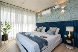 Host Wise - Luxurious Impressive Apartment - Balcony and Pool