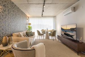 Host Wise - Luxurious Impressive Apartment - Balcony and Pool