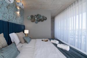 Host Wise - Luxurious Impressive Apartment - Balcony and Pool