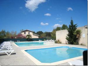 Maisons de vacances Maison de 2 chambres avec vue sur le lac piscine partagee et jardin a Hourtin : photos des chambres